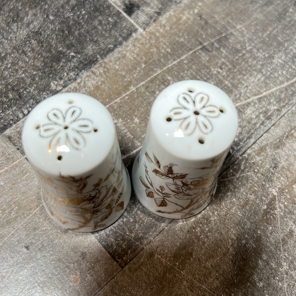 Vintage White Porcelain with 22K Gold Floral Design and Writing Made Japan - Picture 2 of 4